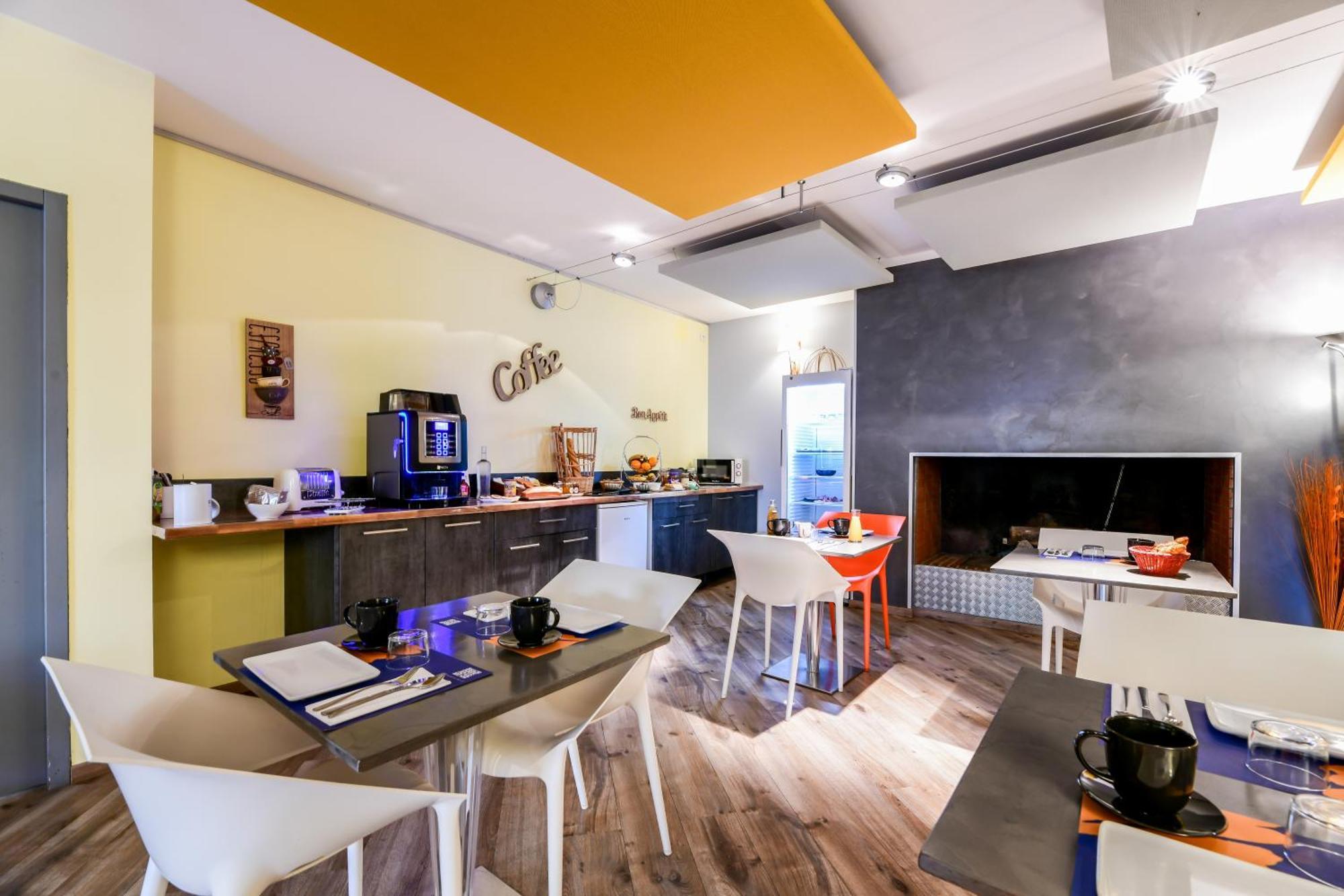 Logis Hotel & Restaurant Le Cadet De Gascogne Saint-Justin  ภายนอก รูปภาพ
