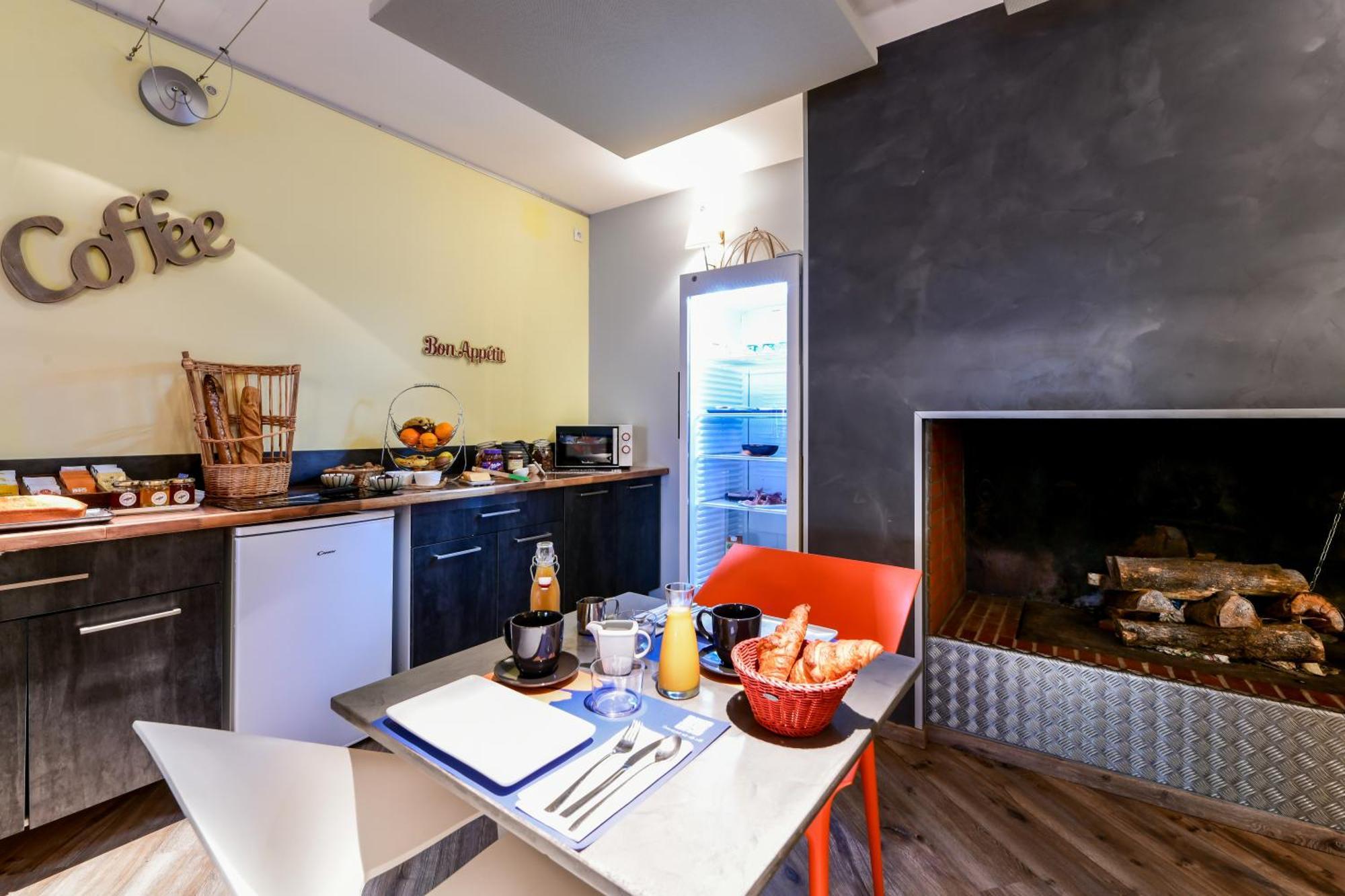Logis Hotel & Restaurant Le Cadet De Gascogne Saint-Justin  ภายนอก รูปภาพ